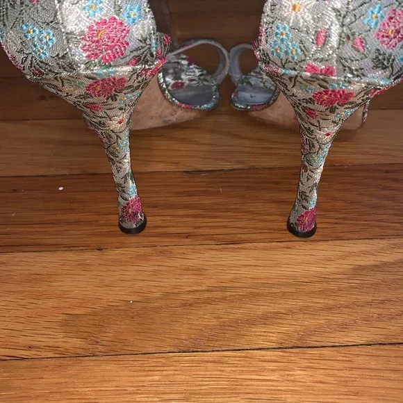 Manolo Blahnik Brocade Floral Heels, 39 or 8.5 - Picture 9 of 13
